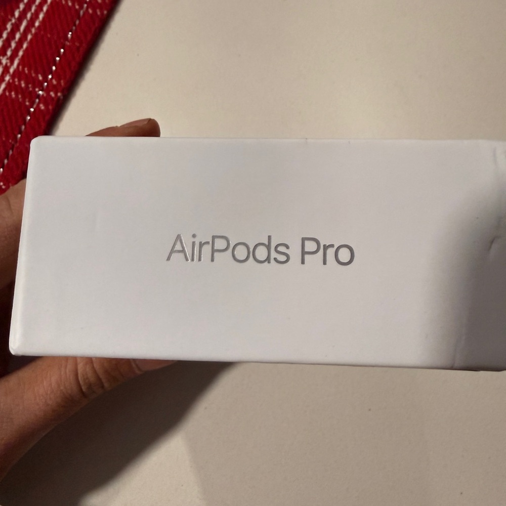Apple White AirPods Pro 3rd Generation Noise Cancelling Earphones - Picture 2 of 2